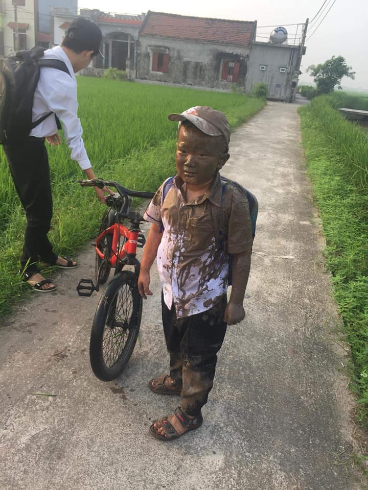 Góc nhọ nhem: Áo trắng em đến trường, đang vi vu thì cả người cả xe lao xuống ruộng - Ảnh 3. Góc nhọ nhem: Áo trắng em đến trường, đang vi vu thì cả người cả xe lao xuống ruộng - Ảnh 3.