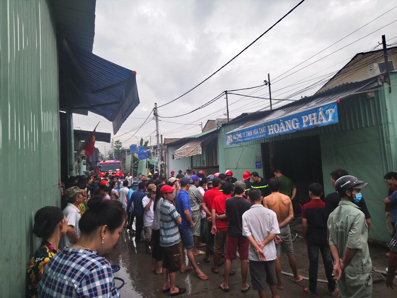 Hàng trăm chiến sĩ tham gia chữa cháy công ty hoá chất ở Sài Gòn - Ảnh 2. Hàng trăm chiến sĩ tham gia chữa cháy công ty hoá chất ở Sài Gòn - Ảnh 2.
