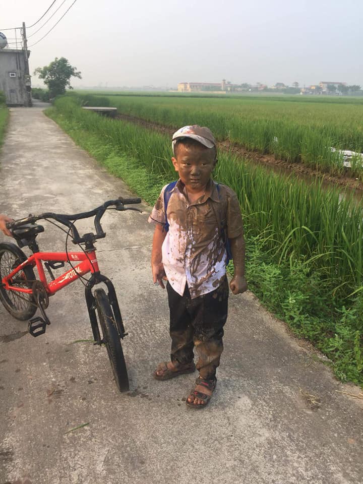 Góc nhọ nhem: Áo trắng em đến trường, đang vi vu thì cả người cả xe lao xuống ruộng - Ảnh 1. Góc nhọ nhem: Áo trắng em đến trường, đang vi vu thì cả người cả xe lao xuống ruộng - Ảnh 1.