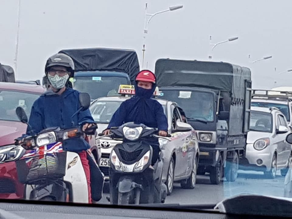Hà Nội: Xế hộp KIA Sorento mất lái rồi nằm ngửa bụng giữa cầu Vĩnh Tuy gây ùn tắc kéo dài - Ảnh 4. Hà Nội: Xế hộp KIA Sorento mất lái rồi nằm ngửa bụng giữa cầu Vĩnh Tuy gây ùn tắc kéo dài - Ảnh 4.