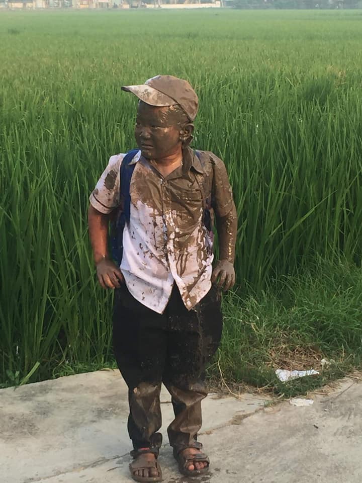 Góc nhọ nhem: Áo trắng em đến trường, đang vi vu thì cả người cả xe lao xuống ruộng - Ảnh 4. Góc nhọ nhem: Áo trắng em đến trường, đang vi vu thì cả người cả xe lao xuống ruộng - Ảnh 4.