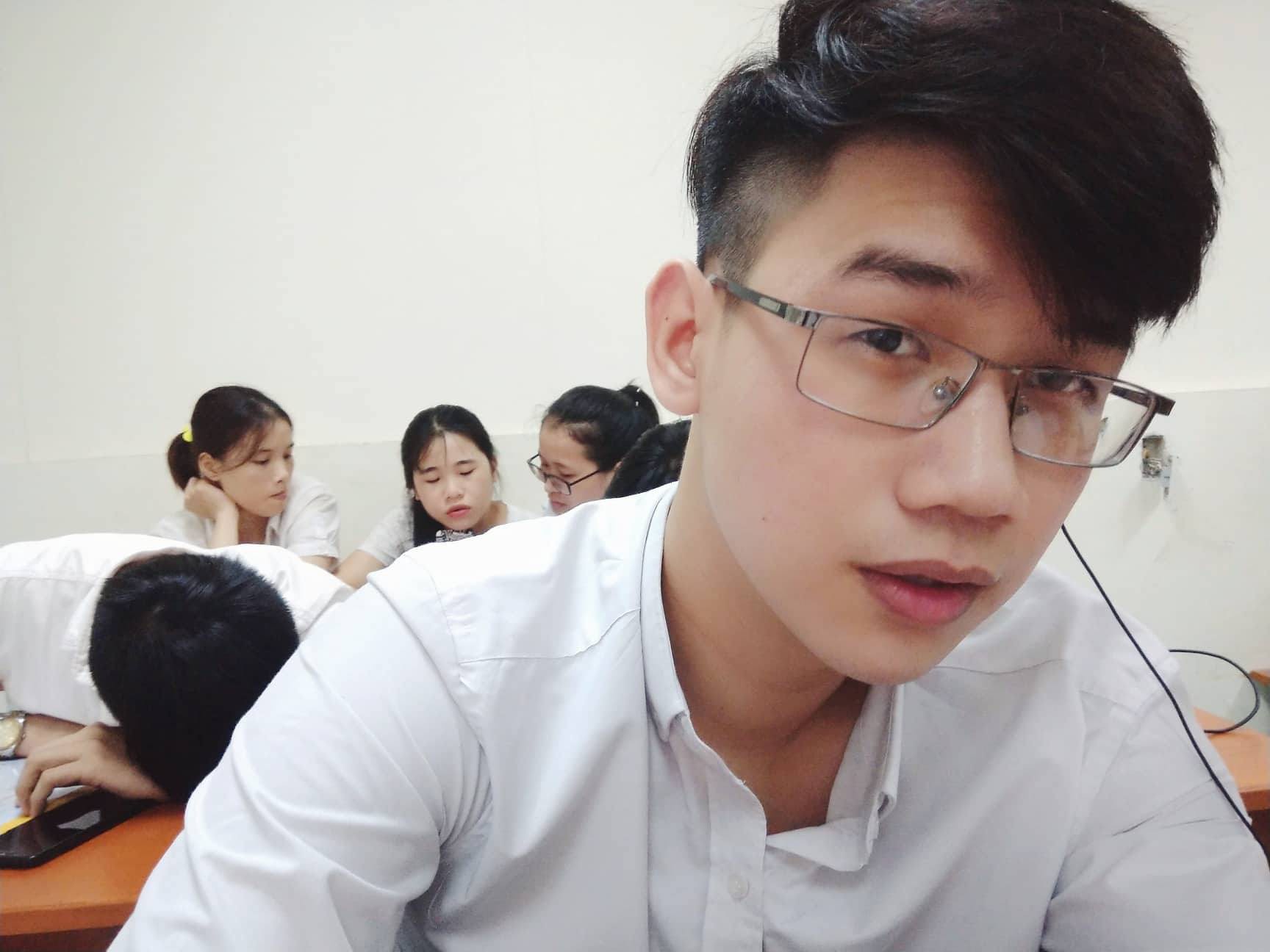 BMHH: Anh trai tìm người yêu nhưng cậu em trai ngồi dưới mới là nhân vật được chú ý vì quá đẹp trai - Ảnh 3. BMHH: Anh trai tìm người yêu nhưng cậu em trai ngồi dưới mới là nhân vật được chú ý vì quá đẹp trai - Ảnh 3.