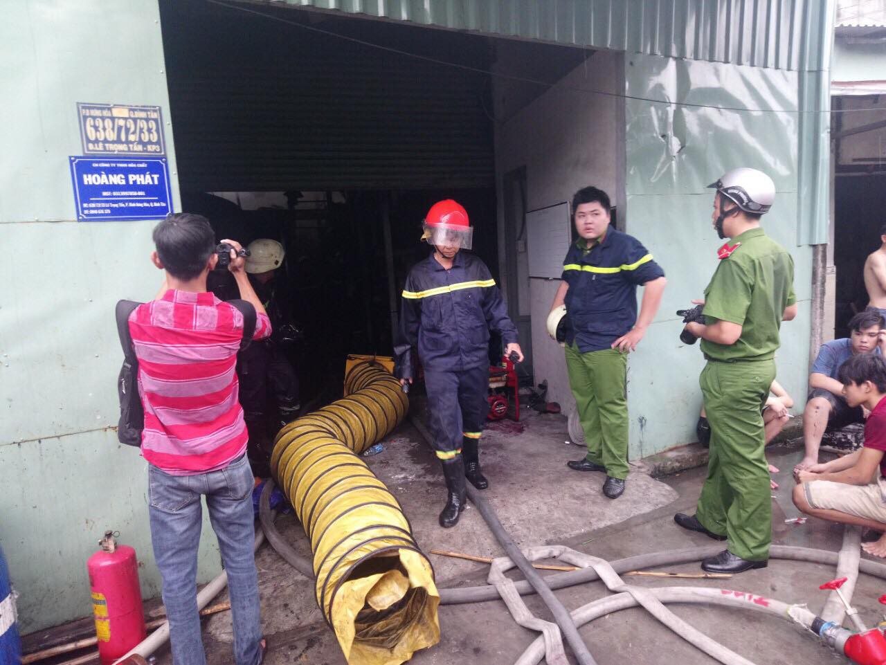 Hàng trăm chiến sĩ tham gia chữa cháy công ty hoá chất ở Sài Gòn - Ảnh 1. Hàng trăm chiến sĩ tham gia chữa cháy công ty hoá chất ở Sài Gòn - Ảnh 1.