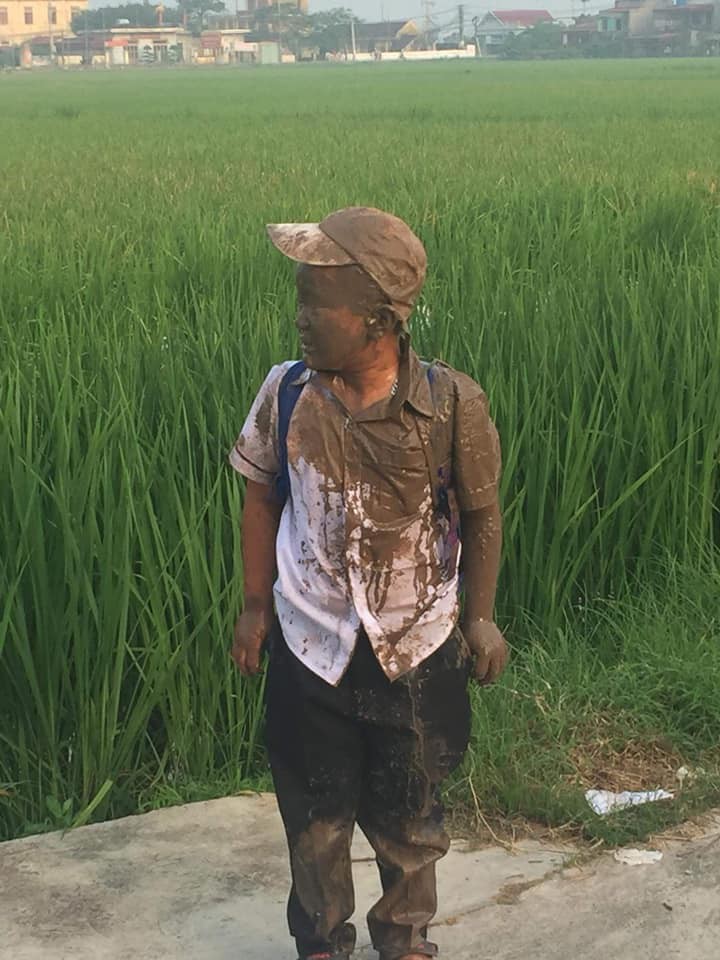 Góc nhọ nhem: Áo trắng em đến trường, đang vi vu thì cả người cả xe lao xuống ruộng - Ảnh 5. Góc nhọ nhem: Áo trắng em đến trường, đang vi vu thì cả người cả xe lao xuống ruộng - Ảnh 5.
