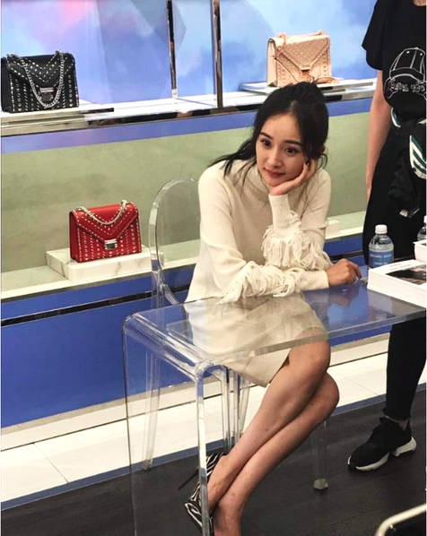 Đập tan th&agrave;nh kiến nhan sắc hết thời, Dương Mịch chứng minh vẻ đẹp trở lại đỉnh cao d&ugrave; chỉ với ảnh của team qua đường - Ảnh 9.