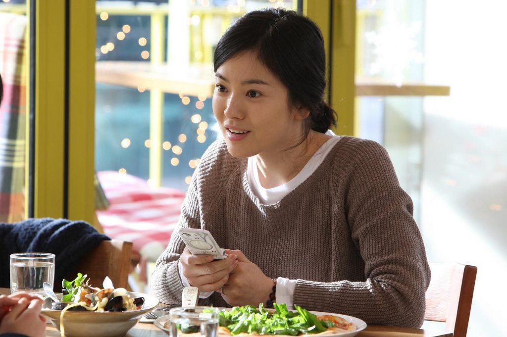 Sau kết hôn, Song Hye Kyo tiết lộ 3 bí quyết giữ gìn nhan sắc mà bất kỳ cô gái nào cũng làm được - Ảnh 4. Sau kết hôn, Song Hye Kyo tiết lộ 3 bí quyết giữ gìn nhan sắc mà bất kỳ cô gái nào cũng làm được - Ảnh 4.