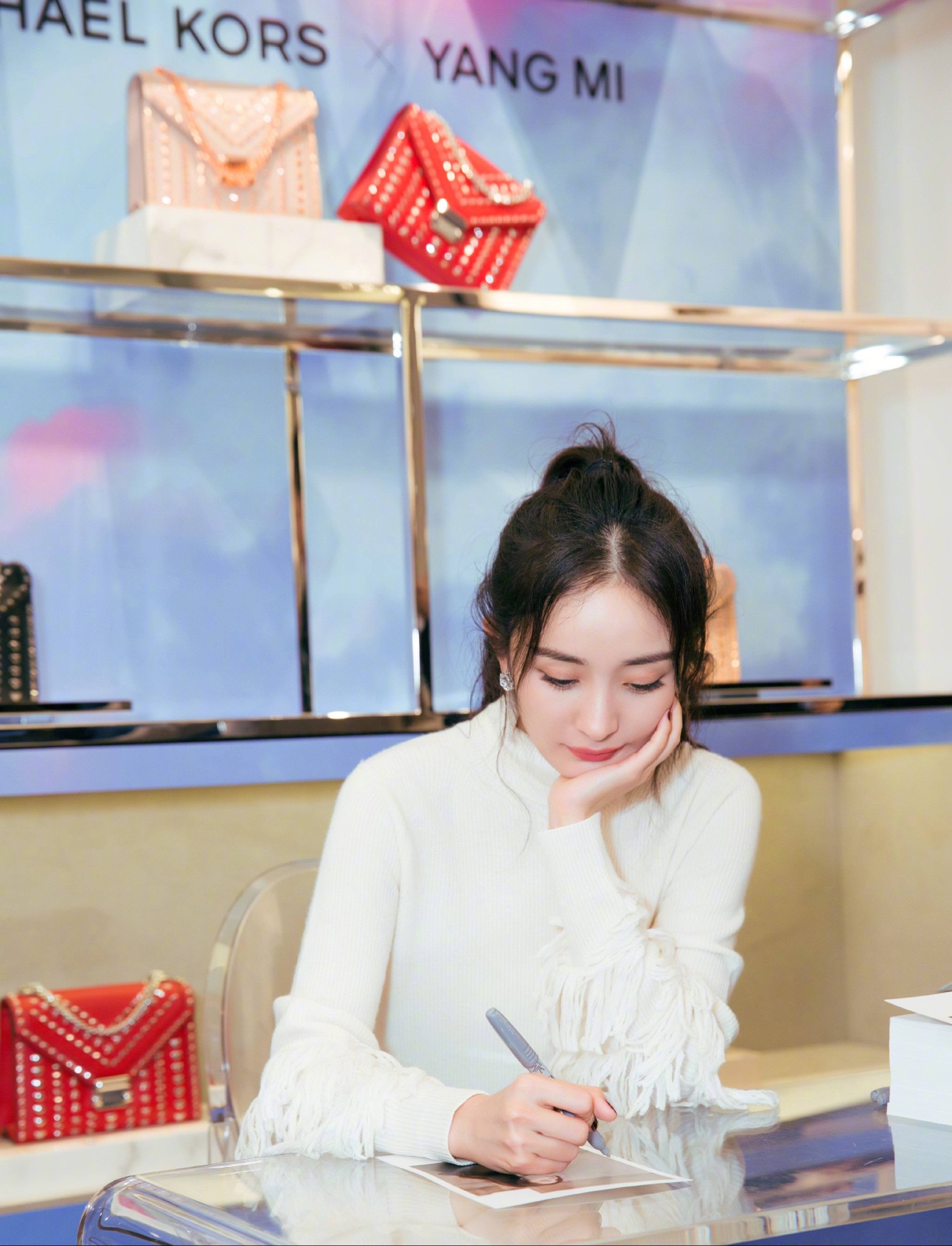 Đập tan thành kiến nhan sắc hết thời, Dương Mịch chứng minh vẻ đẹp trở lại đỉnh cao dù chỉ với ảnh của team qua đường - Ảnh 13.