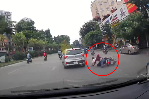 Hà Nội: Ô tô tự dưng tông ngã 2 người đi xe máy rồi phóng mất dạng giữa phố đông - Ảnh 2.