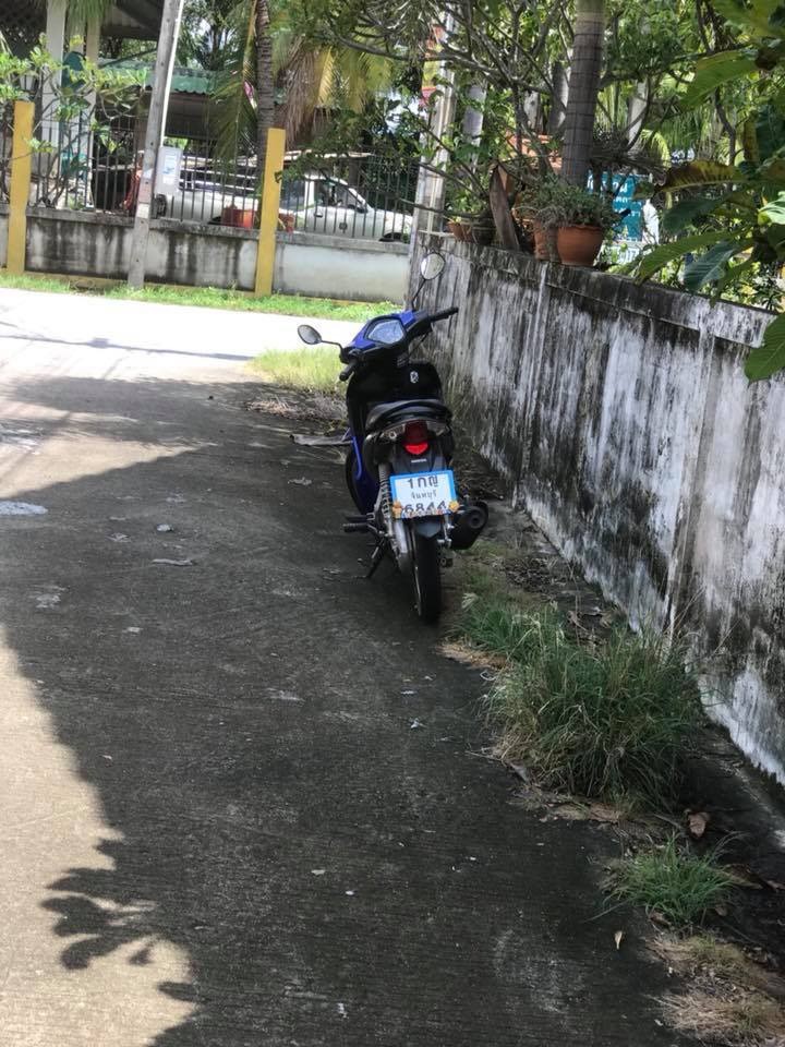 Góc vô tư: Điện thoại hết pin, cô gái trèo rào vào nhà người lạ để sạc nhờ rồi bị bắt - Ảnh 3. Góc vô tư: Điện thoại hết pin, cô gái trèo rào vào nhà người lạ để sạc nhờ rồi bị bắt - Ảnh 3.