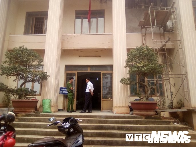 Chồng đâm chết vợ tại phiên tòa hòa giải ly hôn: Xót xa 3 người con không nơi nương tựa - Ảnh 3. Chồng đâm chết vợ tại phiên tòa hòa giải ly hôn: Xót xa 3 người con không nơi nương tựa - Ảnh 3.