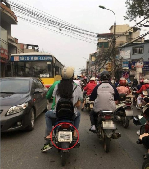 Bất ngờ về lý do “đeo khẩu trang” cho biển số xe của tài xế GrabBike - Ảnh 7.