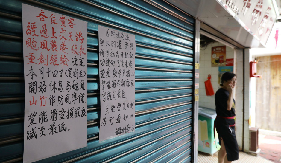 Siêu bão lịch sử đổ bộ Hong Kong, người dân vội vã tích trữ lương thực để cầm cự - Ảnh 2.