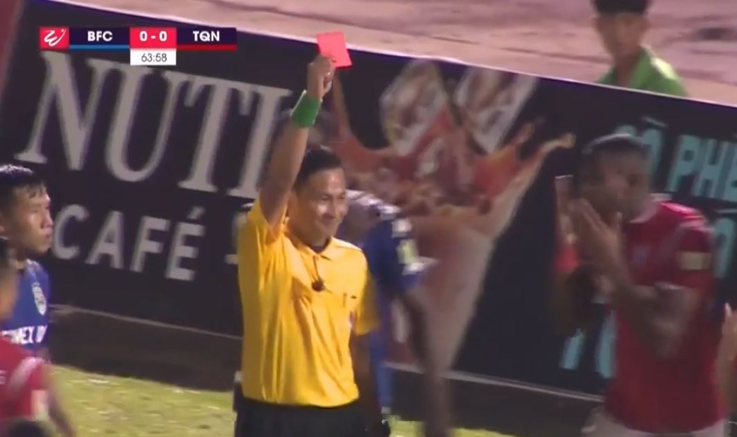 Trọng tài V.League lại gây phẫn nộ với những quyết định khó hiểu trên sân Bình Dương - Ảnh 1. Trọng tài V.League lại gây phẫn nộ với những quyết định khó hiểu trên sân Bình Dương - Ảnh 1.