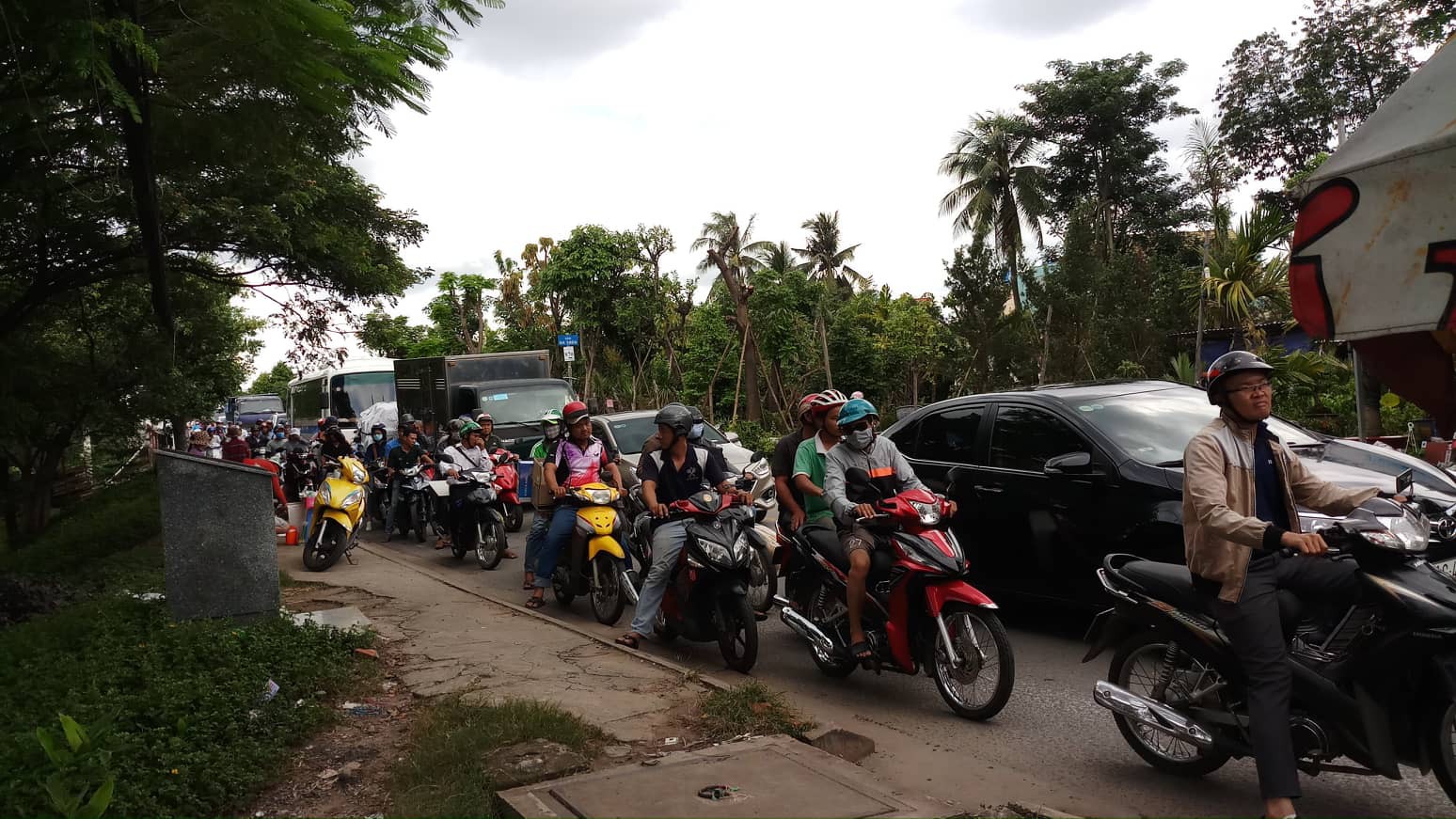 Va chạm với xe ben, cụ ông bị bánh xe cán qua người tử vong ở Sài Gòn - Ảnh 2. Va chạm với xe ben, cụ ông bị bánh xe cán qua người tử vong ở Sài Gòn - Ảnh 2.