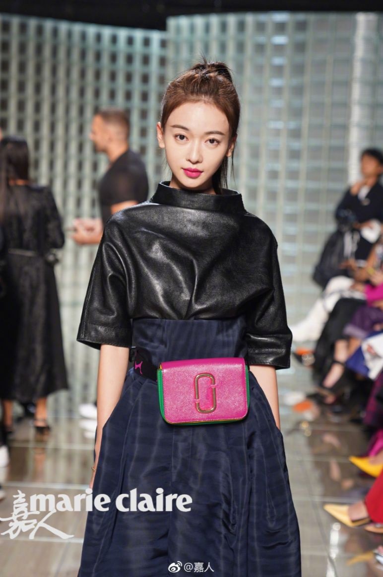 Ngô Cẩn Ngôn tại New York Fashion Week: Là thiếu khí chất đến mờ nhạt hay “thiên nga đen” sang chảnh? - Ảnh 7. Ngô Cẩn Ngôn tại New York Fashion Week: Là thiếu khí chất đến mờ nhạt hay “thiên nga đen” sang chảnh? - Ảnh 7.