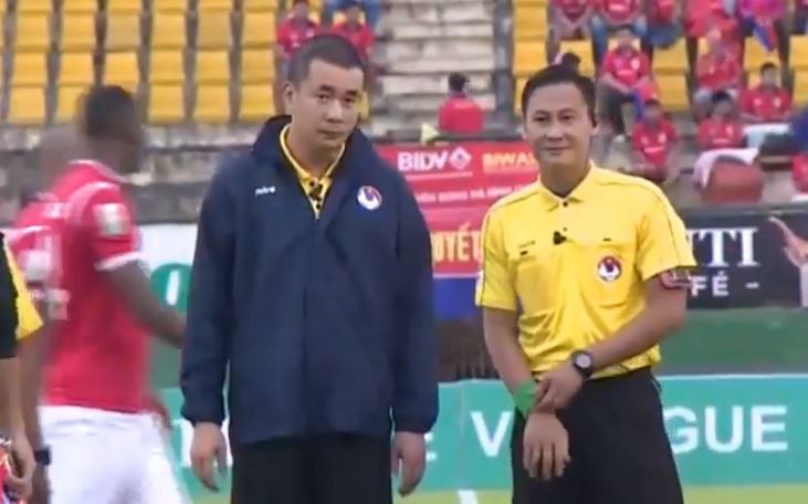 Trọng tài V.League lại gây phẫn nộ với những quyết định khó hiểu trên sân Bình Dương - Ảnh 2. Trọng tài V.League lại gây phẫn nộ với những quyết định khó hiểu trên sân Bình Dương - Ảnh 2.