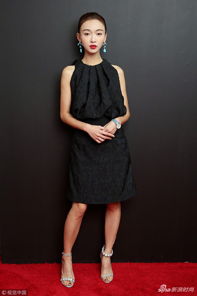 Ngô Cẩn Ngôn tại New York Fashion Week: Là thiếu khí chất đến mờ nhạt hay “thiên nga đen” sang chảnh? - Ảnh 3. Ngô Cẩn Ngôn tại New York Fashion Week: Là thiếu khí chất đến mờ nhạt hay “thiên nga đen” sang chảnh? - Ảnh 3.