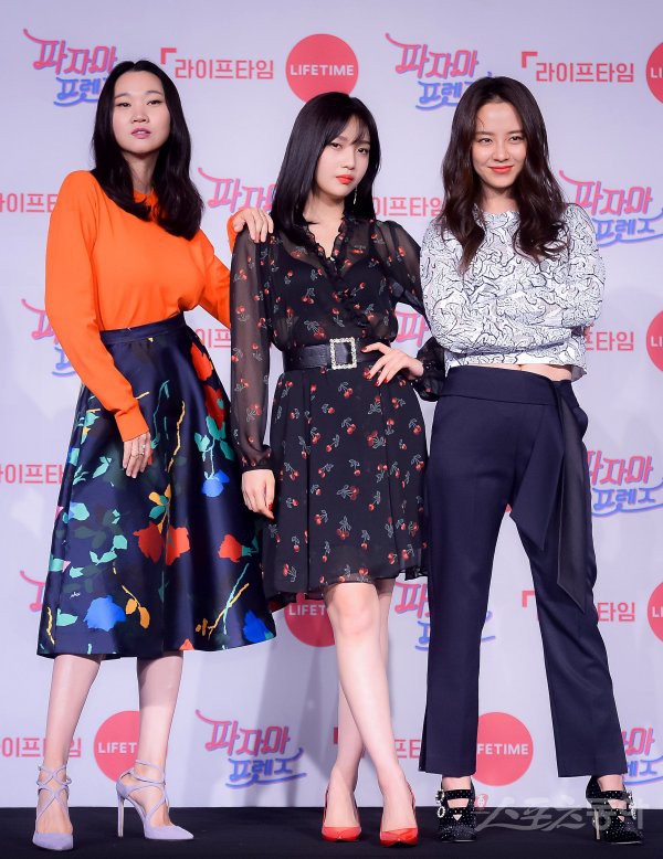 Diện đầm xuyên thấu sexy, mỹ nhân Red Velvet vẫn bị Song Ji Hyo hơn 15 tuổi chiếm hết spotlight tại sự kiện - Ảnh 1.