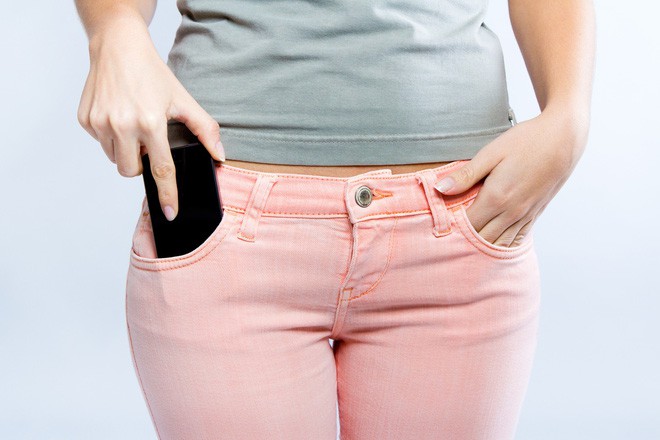 Túi quần nhỏ sẽ làm iPhone XS trở thành lựa chọn gần như duy nhất cho các chị em - Ảnh 1.