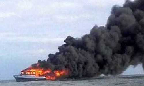 Indonesia: Phà chở 147 hành khách bốc cháy dữ dội, chìm giữa biển - Ảnh 1.