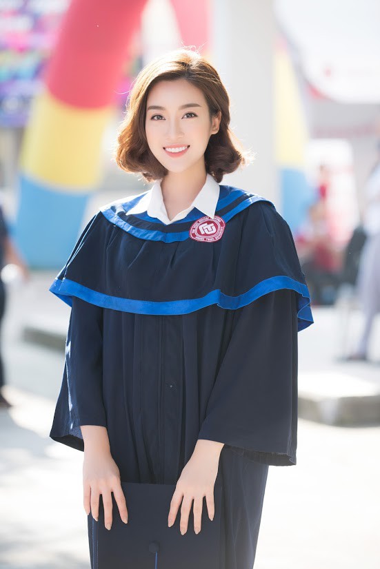 1 ngày trước khi hết nhiệm kỳ Hoa hậu Việt Nam, Đỗ Mỹ Linh rạng rỡ cùng bạn bè nhận bằng tốt nghiệp Đại học - Ảnh 1.