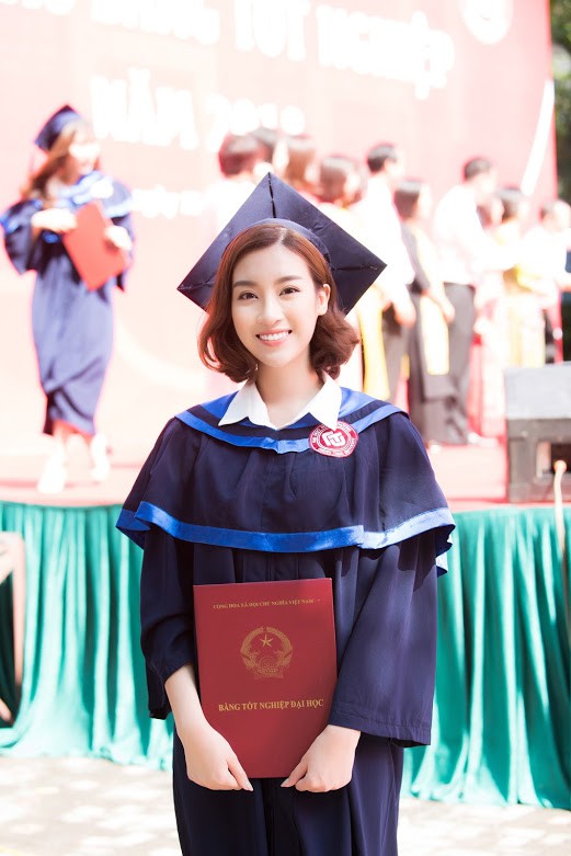 1 ngày trước khi hết nhiệm kỳ Hoa hậu Việt Nam, Đỗ Mỹ Linh rạng rỡ cùng bạn bè nhận bằng tốt nghiệp Đại học - Ảnh 10.