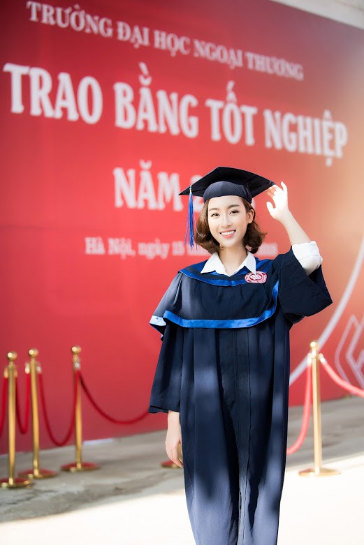1 ngày trước khi hết nhiệm kỳ Hoa hậu Việt Nam, Đỗ Mỹ Linh rạng rỡ cùng bạn bè nhận bằng tốt nghiệp Đại học - Ảnh 4.