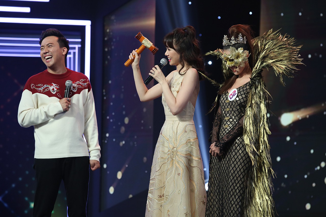 Hari Won cầm búa đe dọa vì Trấn Thành dám khen cô gái khác đẹp - Ảnh 4. Hari Won cầm búa đe dọa vì Trấn Thành dám khen cô gái khác đẹp - Ảnh 4.