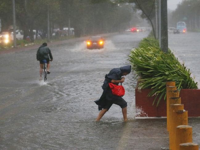 Thông tin thiệt hại về người đầu tiên sau khi siêu bão Mangkhut càn quét Philippines - Ảnh 2.