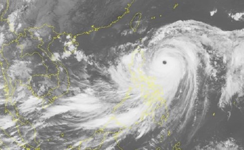 Chuẩn bị đón siêu bão đổ bộ: Trung Quốc hủy nhiều chuyến bay và tàu cao tốc - Ảnh 1.