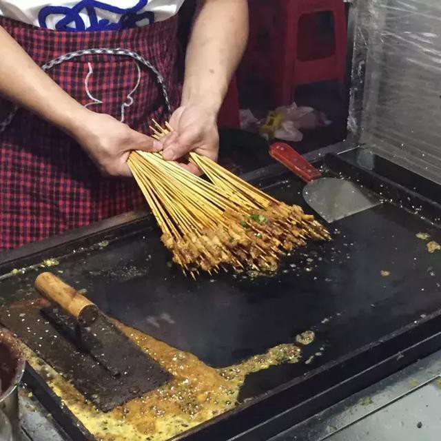 Đến Trung Quốc dịp n&agrave;y th&igrave; đừng qu&ecirc;n thử l&ograve;ng vịt nướng &ndash; m&oacute;n ăn đường phố phải ăn đến v&agrave;i chục xi&ecirc;n mới b&otilde; th&egrave;m - Ảnh 4.