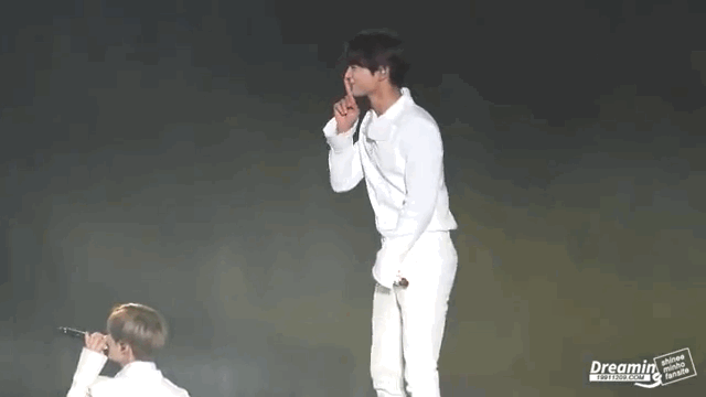 Rủ cả fan “chơi khăm” đồng đội trên sân khấu, mỹ nam của SHINee vừa hát vừa cười đắc chí - Ảnh 1.