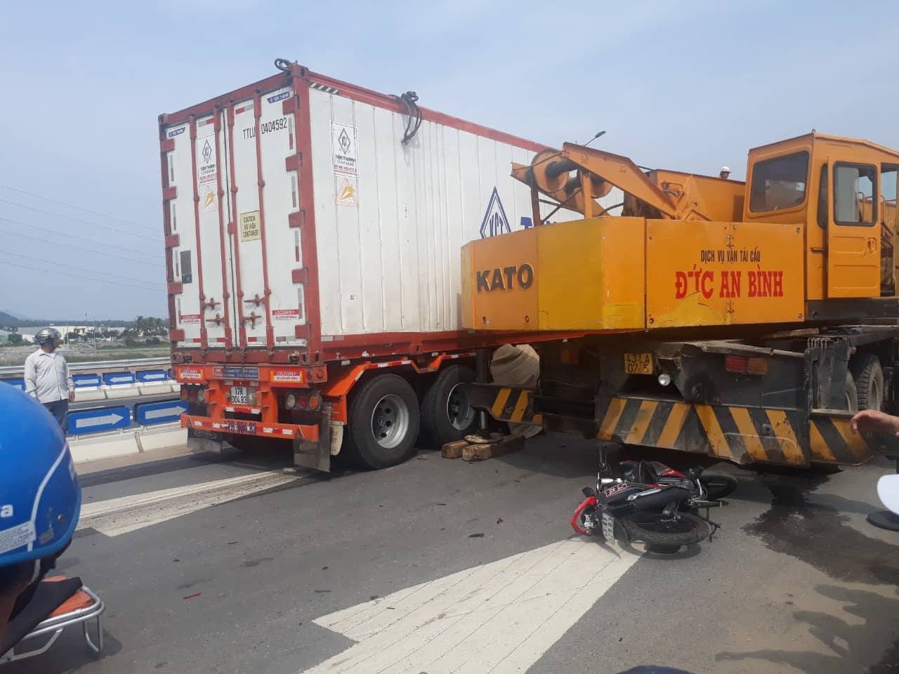 Bị kéo lê hơn 10 mét dưới gầm xe container, người đàn ông chết thảm - Ảnh 1. Bị kéo lê hơn 10 mét dưới gầm xe container, người đàn ông chết thảm - Ảnh 1.