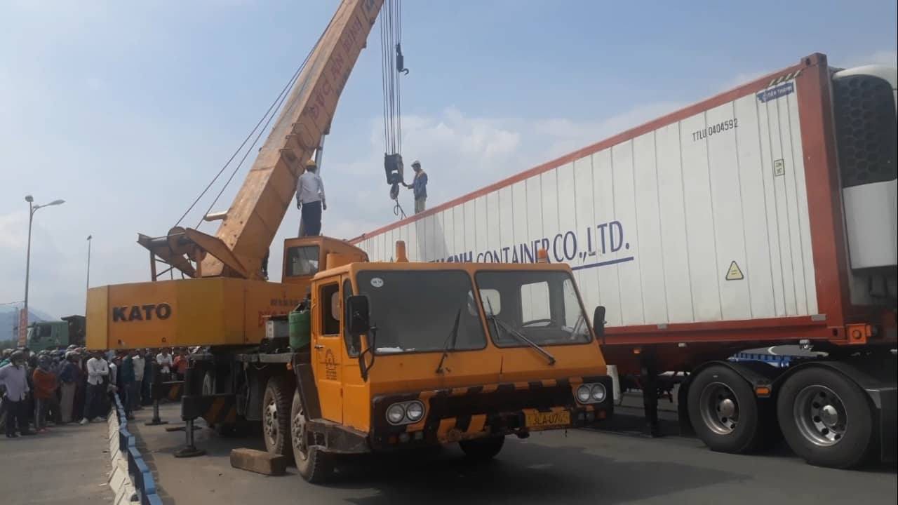 Bị kéo lê hơn 10 mét dưới gầm xe container, người đàn ông chết thảm - Ảnh 3. Bị kéo lê hơn 10 mét dưới gầm xe container, người đàn ông chết thảm - Ảnh 3.