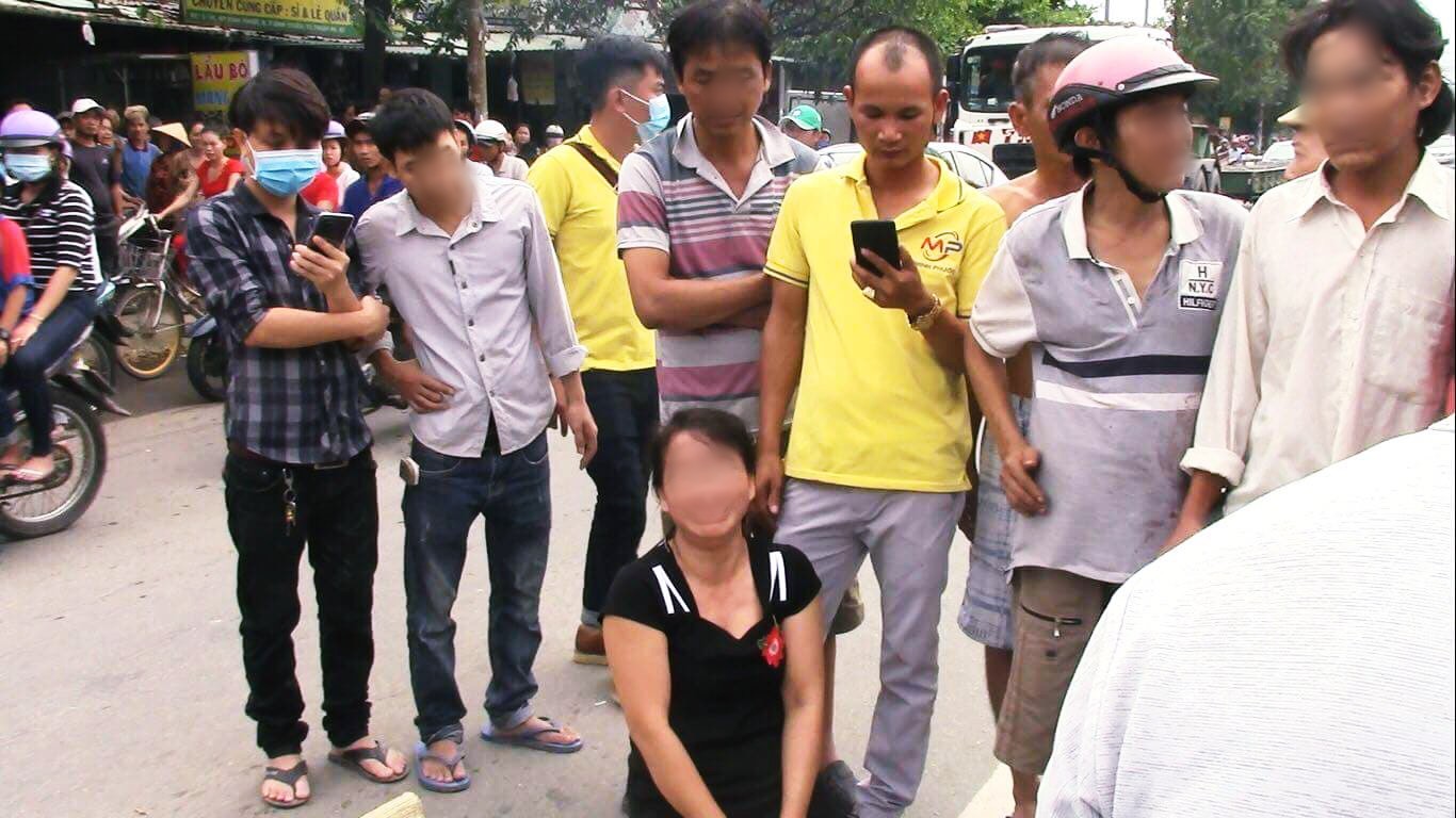 Bình Dương: Hai xe máy vỡ nát sau đối đầu, người thân ôm thi thể thanh niên 22 tuổi gào khóc trong mưa - Ảnh 2.