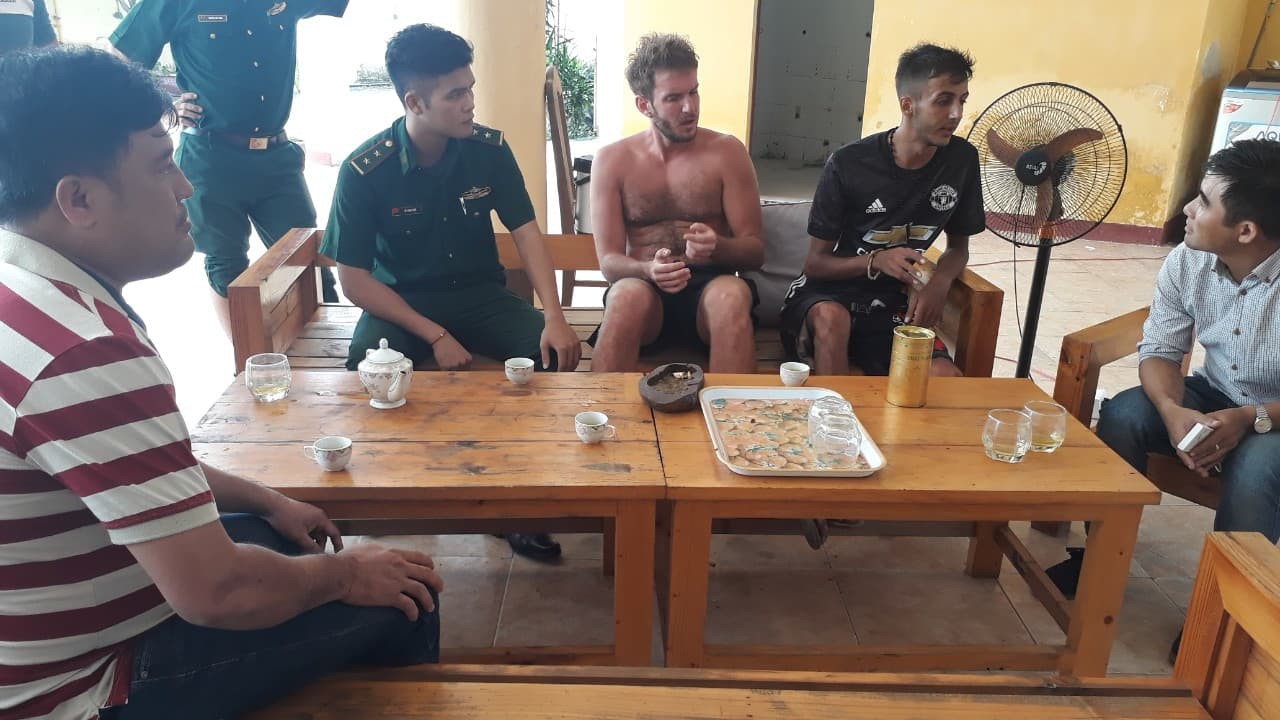 Đà Nẵng: Giải cứu du khách Anh tách đoàn dã ngoại đi lạc suốt 2 ngày đến kiệt sức ở bán đảo Sơn Trà - Ảnh 2. Đà Nẵng: Giải cứu du khách Anh tách đoàn dã ngoại đi lạc suốt 2 ngày đến kiệt sức ở bán đảo Sơn Trà - Ảnh 2.