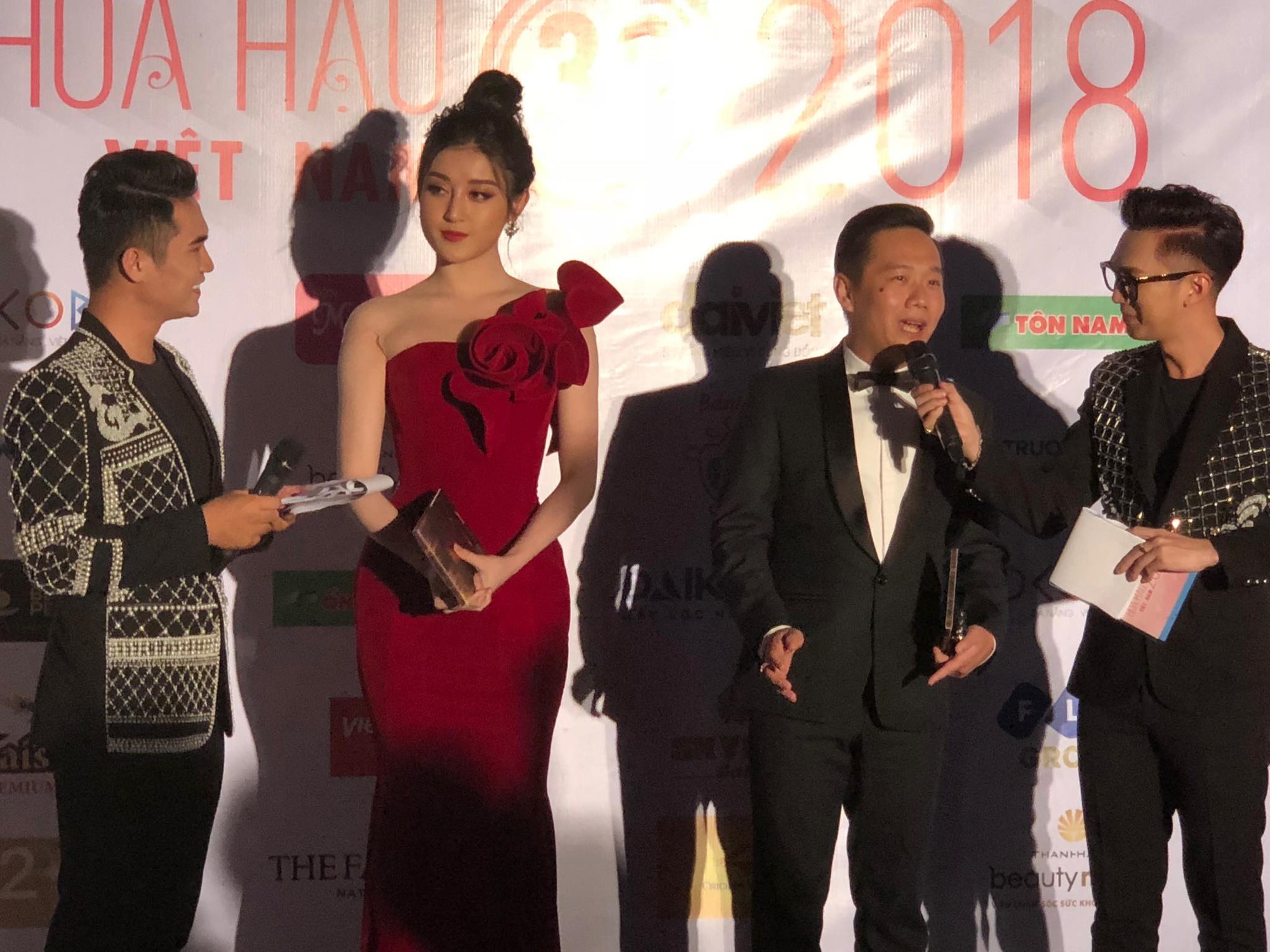 Đại diện nhãn hàng sánh bước cùng các mỹ nhân đi thảm đỏ Chung kết Hoa hậu Việt Nam, có vô duyên không? - Ảnh 2. Đại diện nhãn hàng sánh bước cùng các mỹ nhân đi thảm đỏ Chung kết Hoa hậu Việt Nam, có vô duyên không? - Ảnh 2.