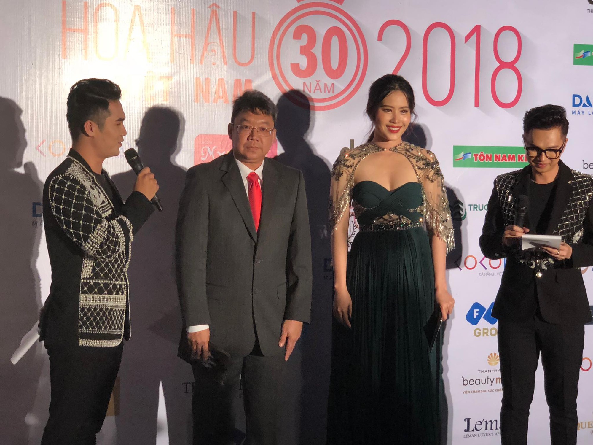 Đại diện nhãn hàng sánh bước cùng các mỹ nhân đi thảm đỏ Chung kết Hoa hậu Việt Nam, có vô duyên không? - Ảnh 3. Đại diện nhãn hàng sánh bước cùng các mỹ nhân đi thảm đỏ Chung kết Hoa hậu Việt Nam, có vô duyên không? - Ảnh 3.