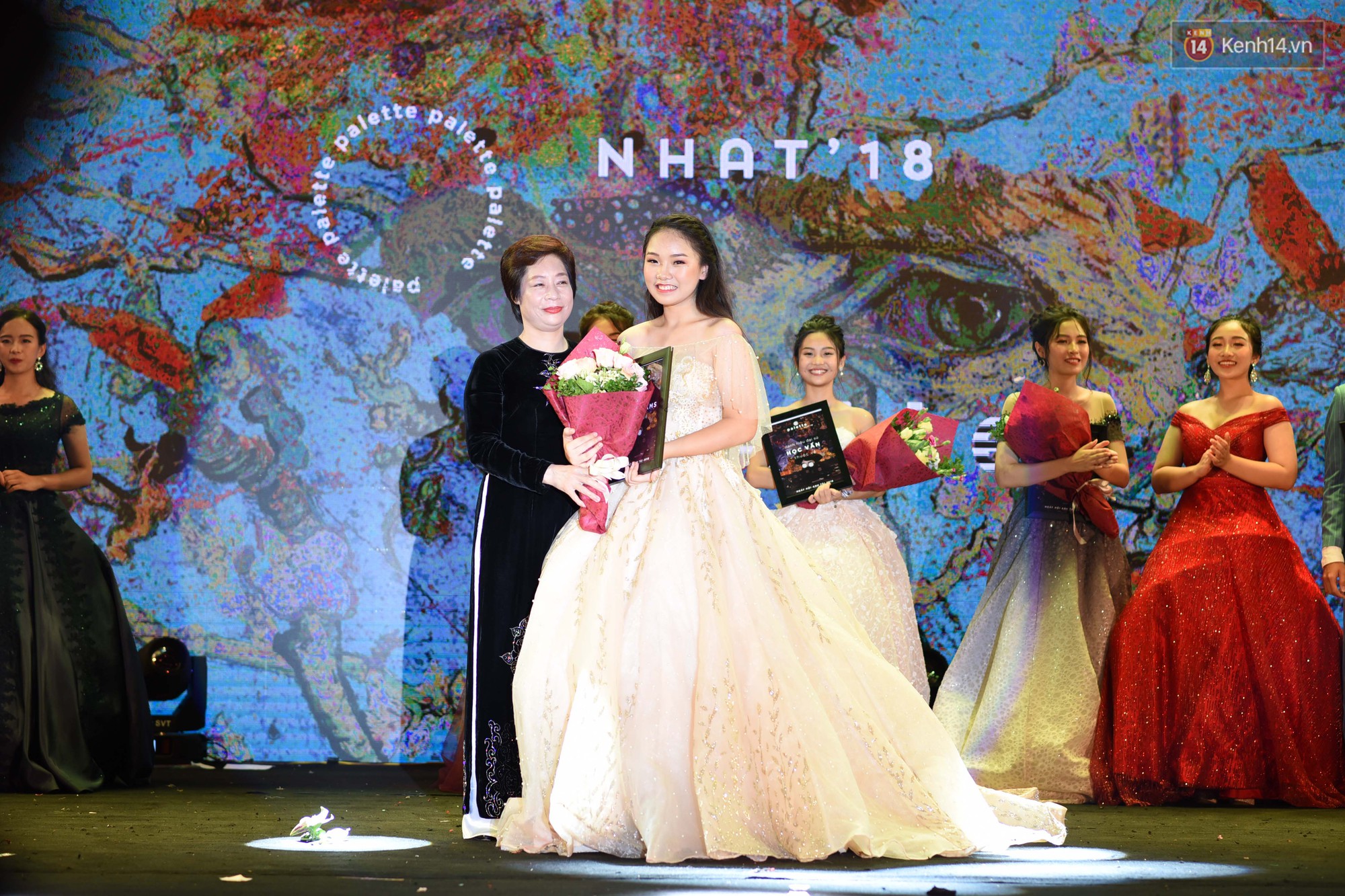 NHAT 2018: Nữ sinh chuyên Toán vừa xinh vừa giỏi trở thành Đại sứ mới của trường Ams - Ảnh 2. NHAT 2018: Nữ sinh chuyên Toán vừa xinh vừa giỏi trở thành Đại sứ mới của trường Ams - Ảnh 2.