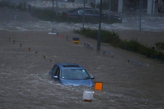 Bão Mangkhut xô nghiêng nhà cửa, người già ở Hồng Kông quyết không sơ tán - Ảnh 2.