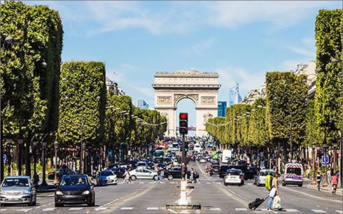 Pháp kiểm tra xe nghi ngờ chứa bom tại đại lộ Champs Elysees - Ảnh 1.