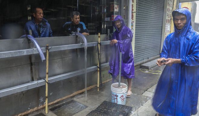 Ảnh, video: Siêu bão MANGKHUT càn quét, Macau chìm trong biển nước - Ảnh 4.