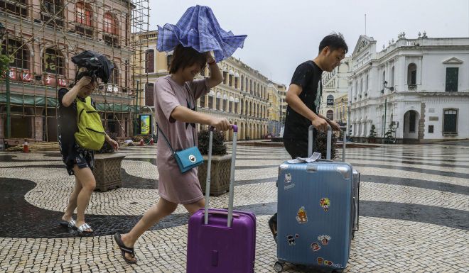 Ảnh, video: Siêu bão MANGKHUT càn quét, Macau chìm trong biển nước - Ảnh 5.