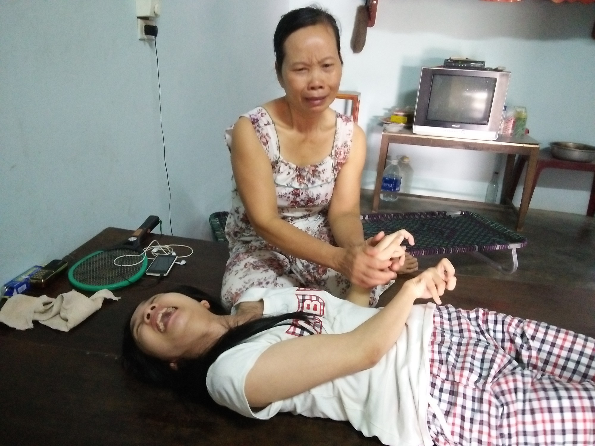 Nghệ An: Lời cầu cứu ú ớ của cô gái tật nguyền, có cha bị tai nạn giao thông phải sống thực vật - Ảnh 7. Nghệ An: Lời cầu cứu ú ớ của cô gái tật nguyền, có cha bị tai nạn giao thông phải sống thực vật - Ảnh 7.