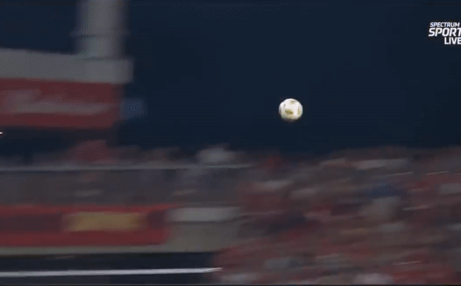 Quăng c&uacute; gi&ograve; l&aacute;i kh&ocirc;ng tưởng, Ibrahimovic bước v&agrave;o thế giới của Ronaldo, Messi - Ảnh 1.