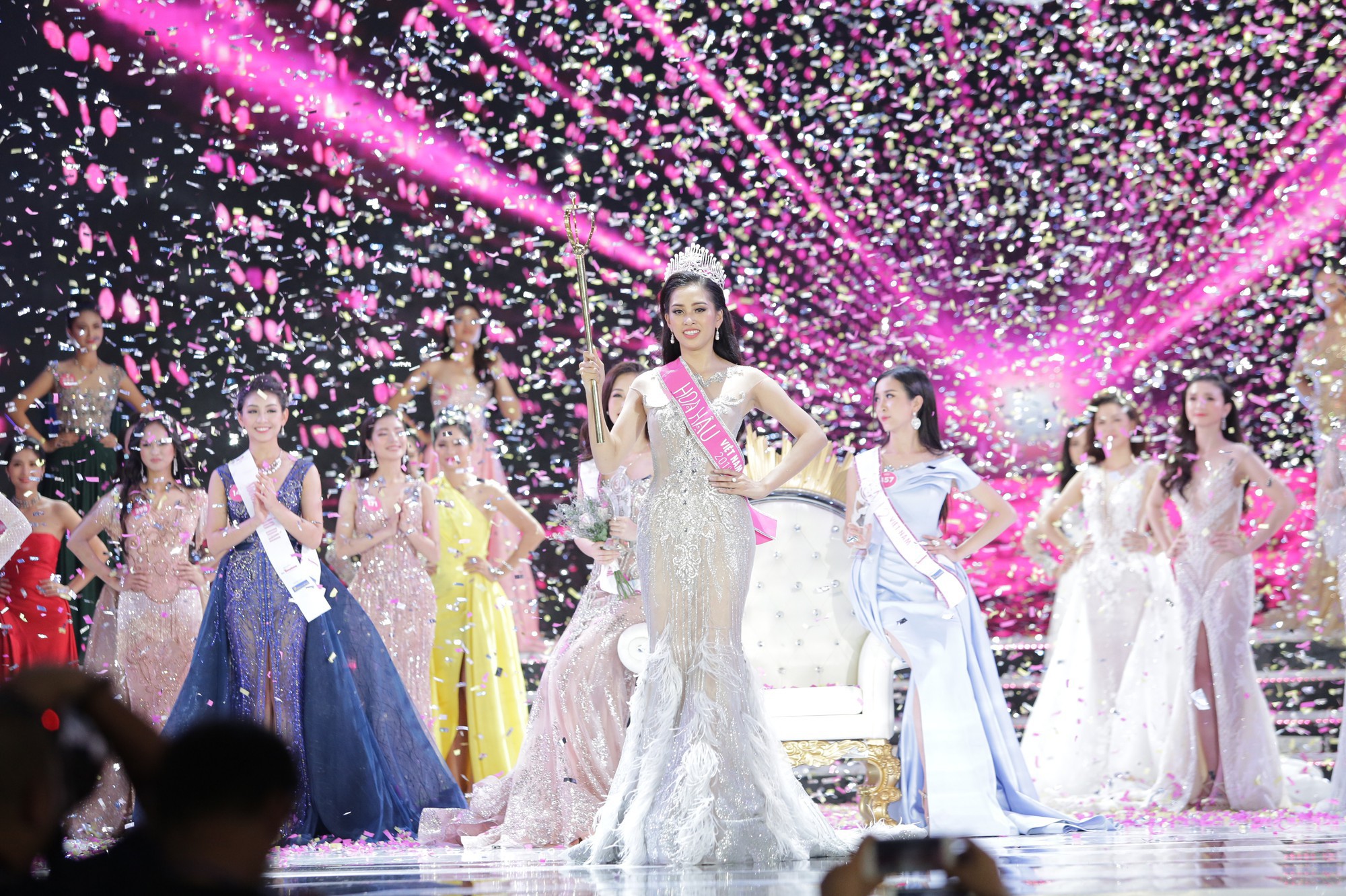 Bài hát này của Đan Trường bất ngờ được chia sẻ trở lại sau khi Tân Hoa Hậu Việt Nam 2018 đăng quang - Ảnh 3. Bài hát này của Đan Trường bất ngờ được chia sẻ trở lại sau khi Tân Hoa Hậu Việt Nam 2018 đăng quang - Ảnh 3.