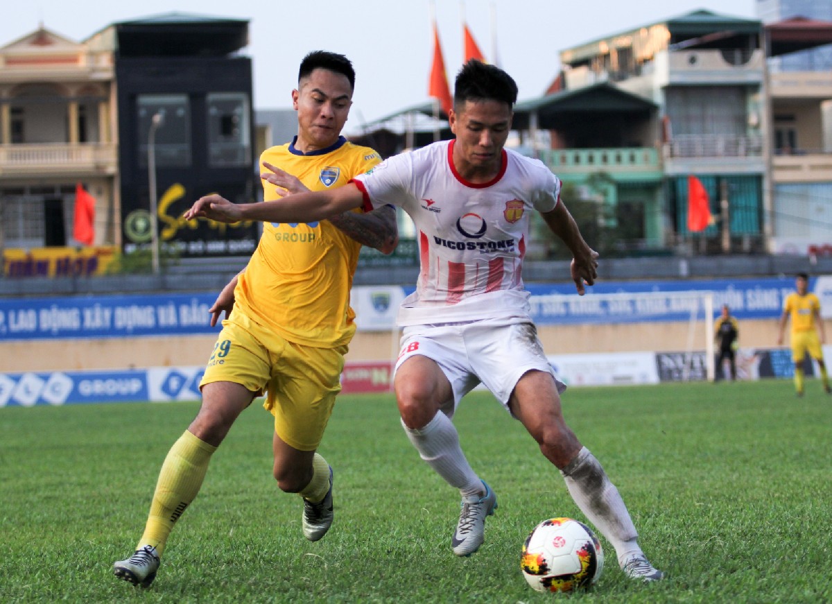 Thủ môn Bùi Tiến Dũng tố trọng tài xử ép khiến đội nhà bị chia điểm - Ảnh 1. Thủ môn Bùi Tiến Dũng tố trọng tài xử ép khiến đội nhà bị chia điểm - Ảnh 1.