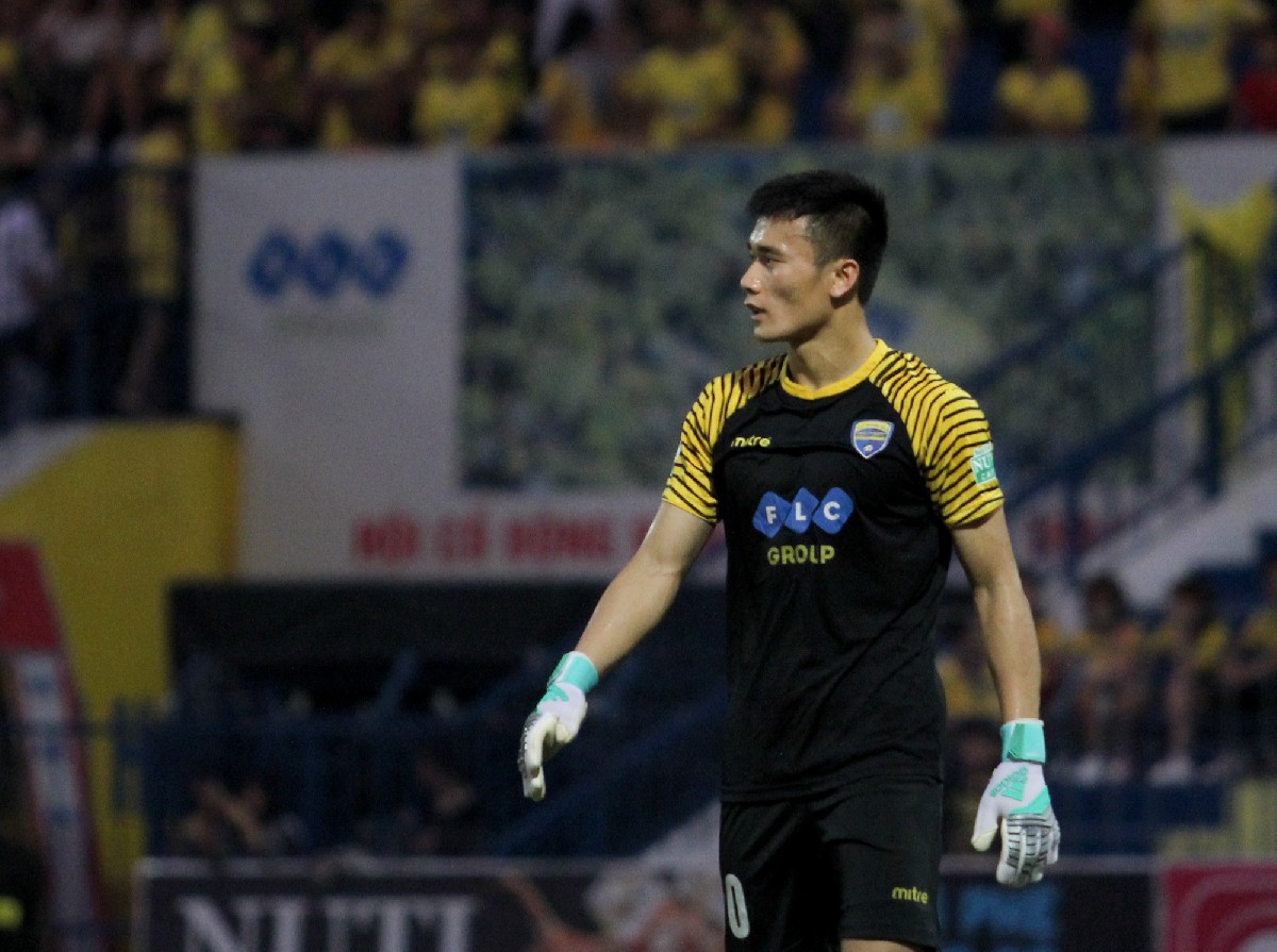 Thủ môn Bùi Tiến Dũng tố trọng tài xử ép khiến đội nhà bị chia điểm - Ảnh 2. Thủ môn Bùi Tiến Dũng tố trọng tài xử ép khiến đội nhà bị chia điểm - Ảnh 2.