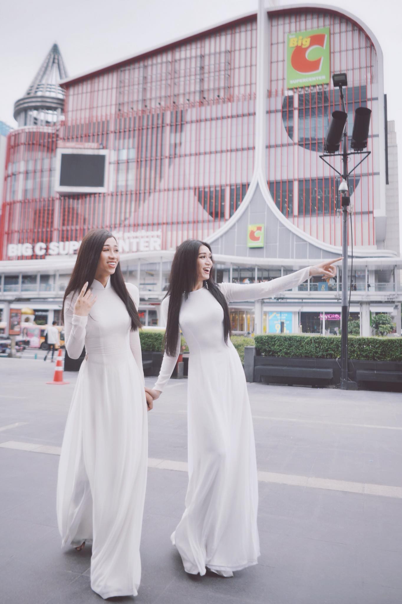 Cuộc đời trái ngang: Khi bạn là con gái nhưng mặc áo dài lại chẳng duyên dáng bằng BB Trần và Hải Triều - Ảnh 6. Cuộc đời trái ngang: Khi bạn là con gái nhưng mặc áo dài lại chẳng duyên dáng bằng BB Trần và Hải Triều - Ảnh 6.