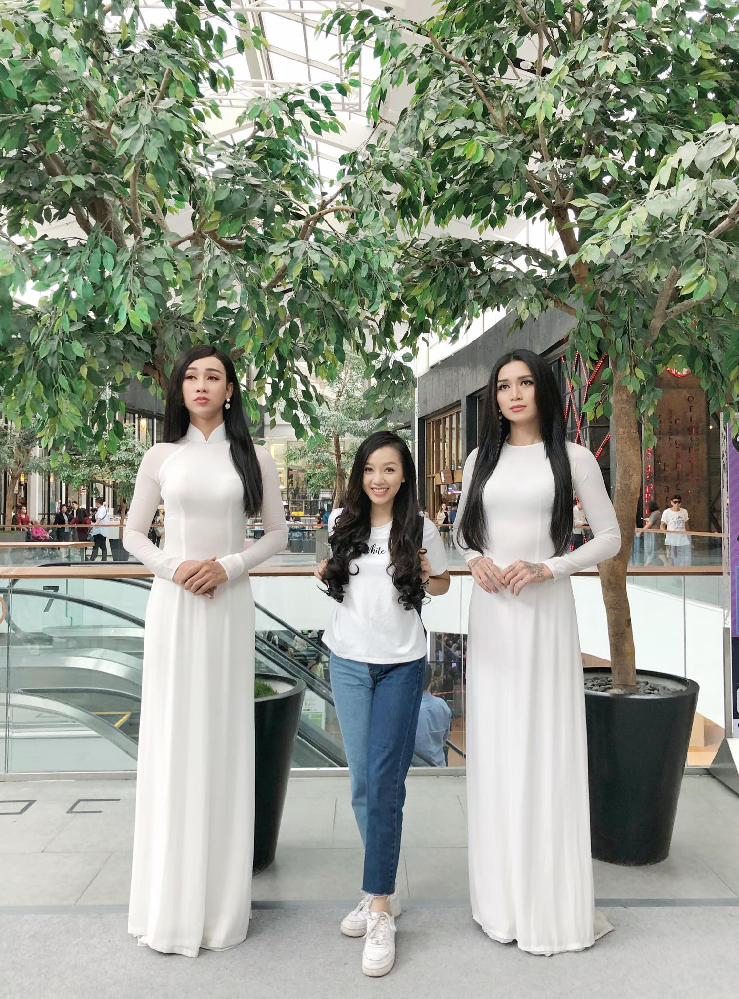 Cuộc đời trái ngang: Khi bạn là con gái nhưng mặc áo dài lại chẳng duyên dáng bằng BB Trần và Hải Triều - Ảnh 1. Cuộc đời trái ngang: Khi bạn là con gái nhưng mặc áo dài lại chẳng duyên dáng bằng BB Trần và Hải Triều - Ảnh 1.